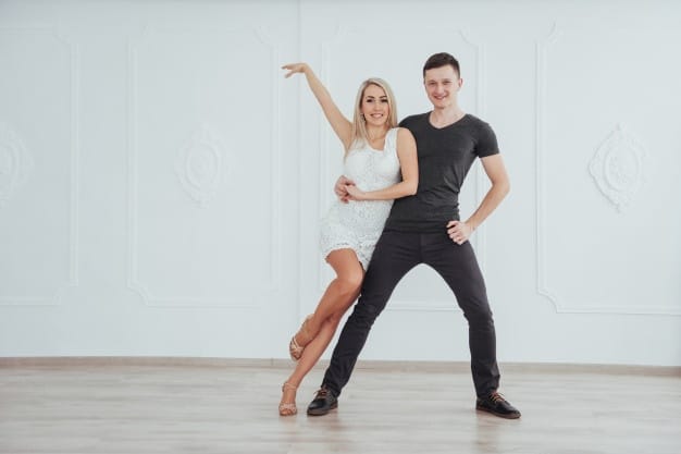 pareja bailando escuela de baile pamplona