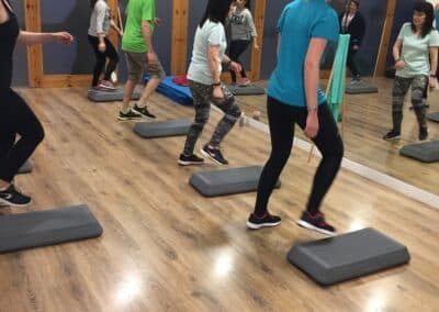 Personas haciendo step