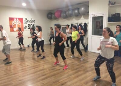 Mujeres bailando en un aula de En Clave de Son