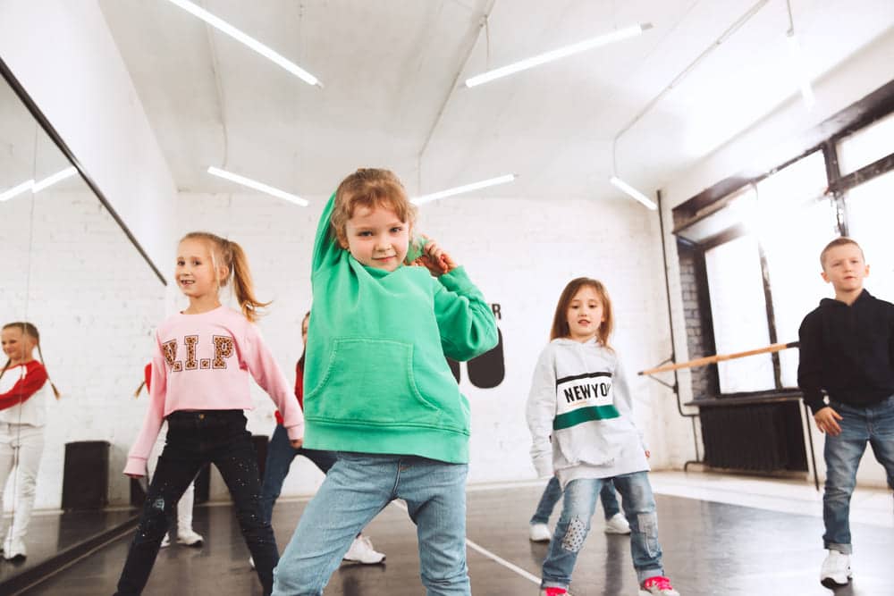 niños escuela baile bailarines en estudio