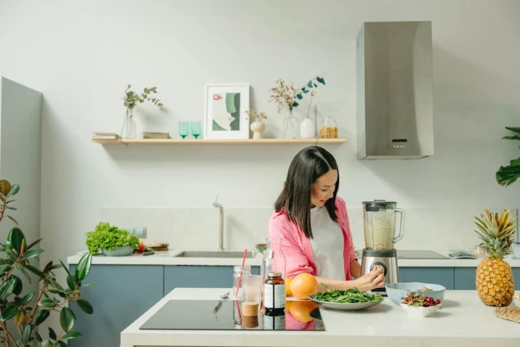 mujer preprando un batido en una cocina
