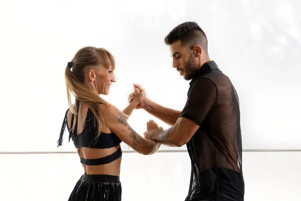 alumnos bailando bachata